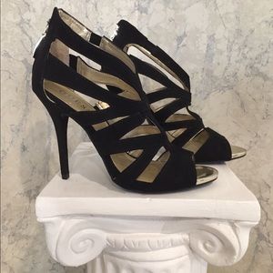 NWOT Guess black strap heels gold accents size 6.5